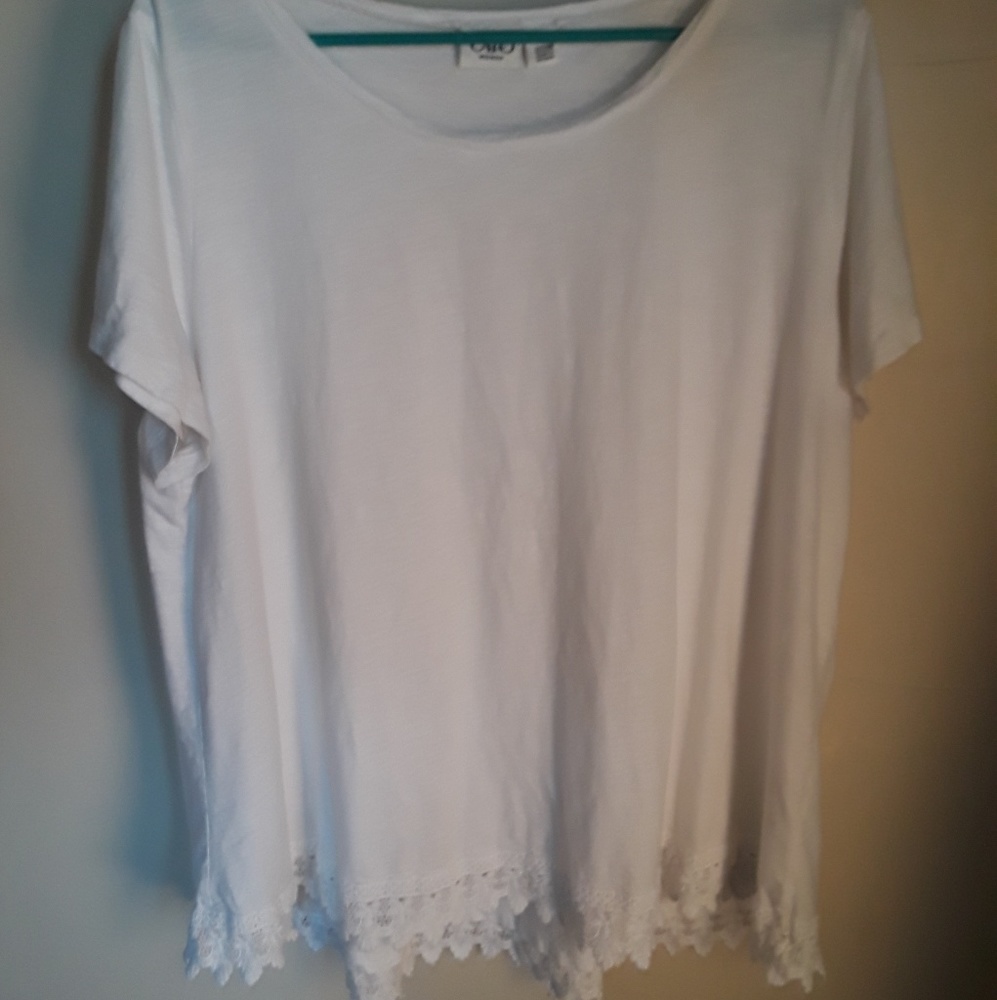 Scoop neck T with lace hem